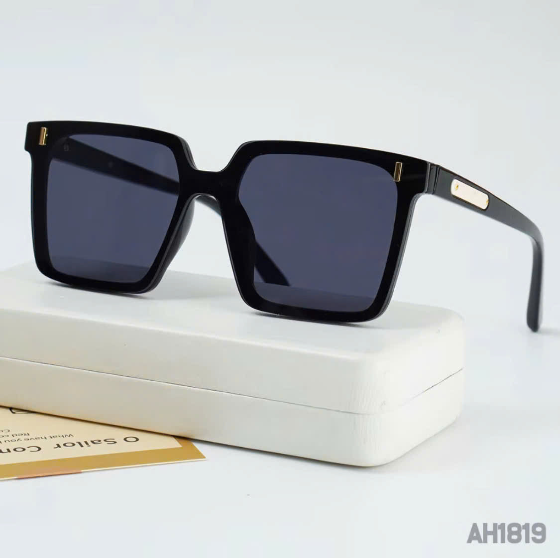 Women's fashion glasses