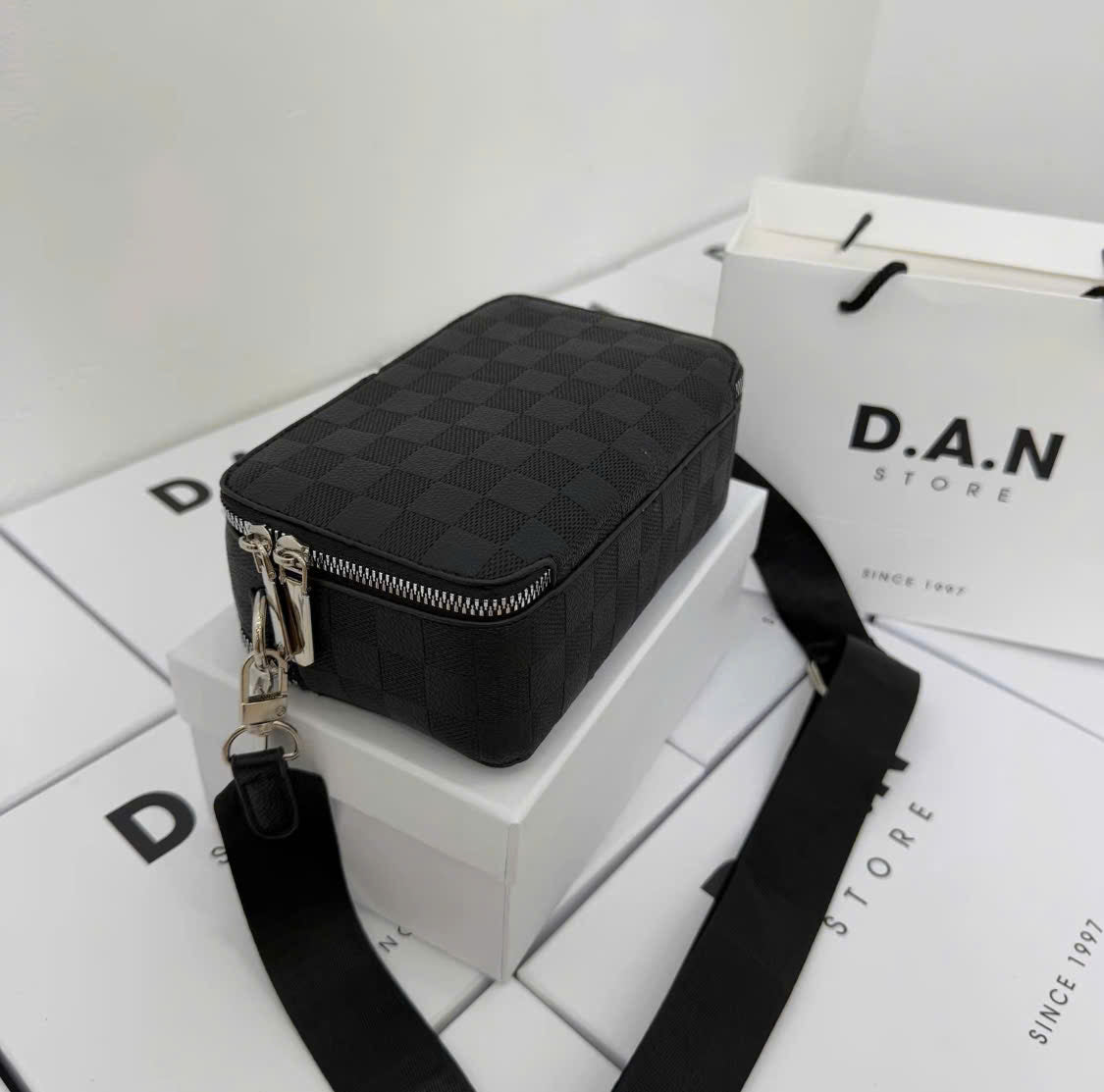 Checked pattern crossbody bag, special edition, code THNT050