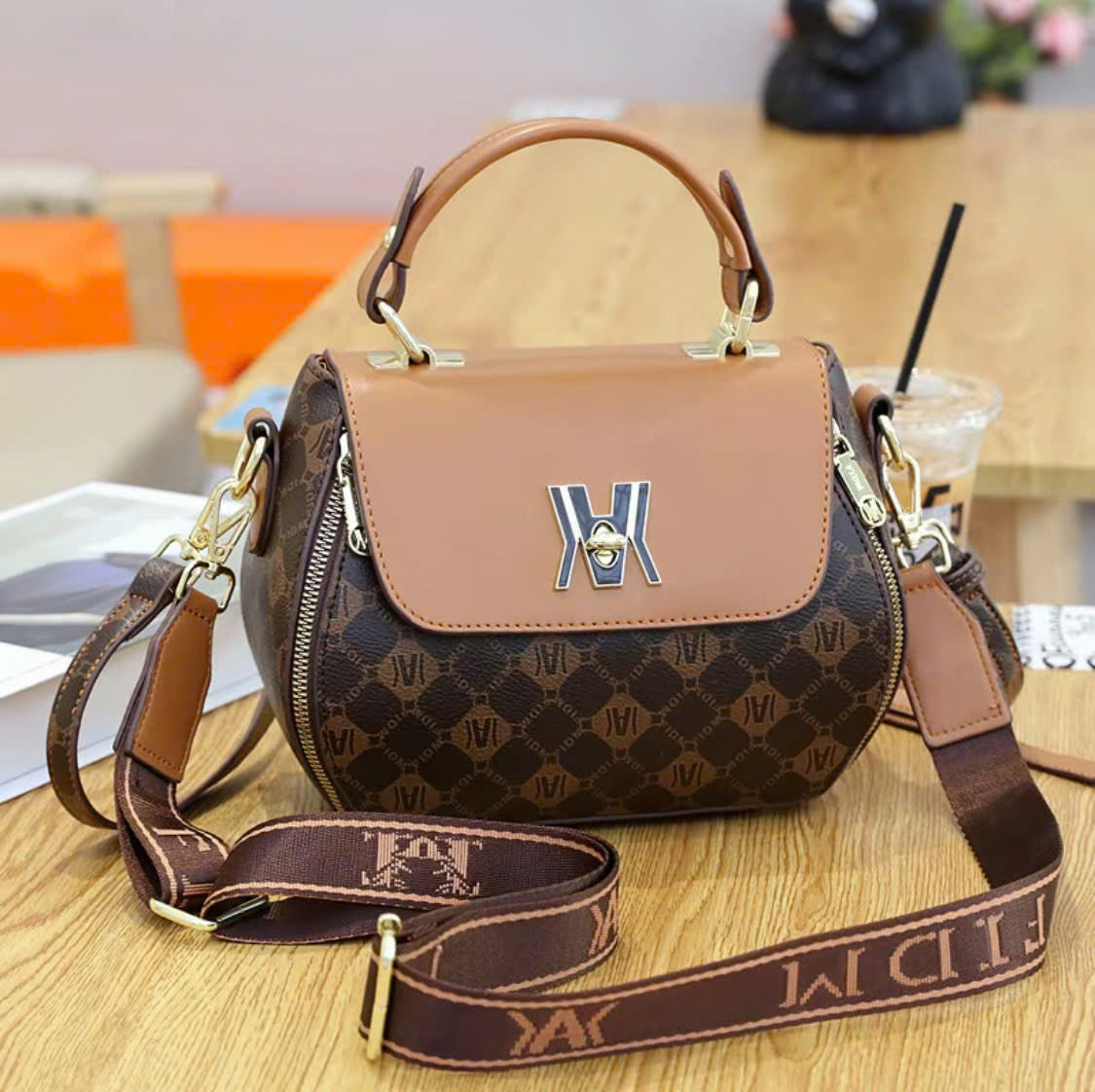 Women's handbag with 2 locks, model THNT019