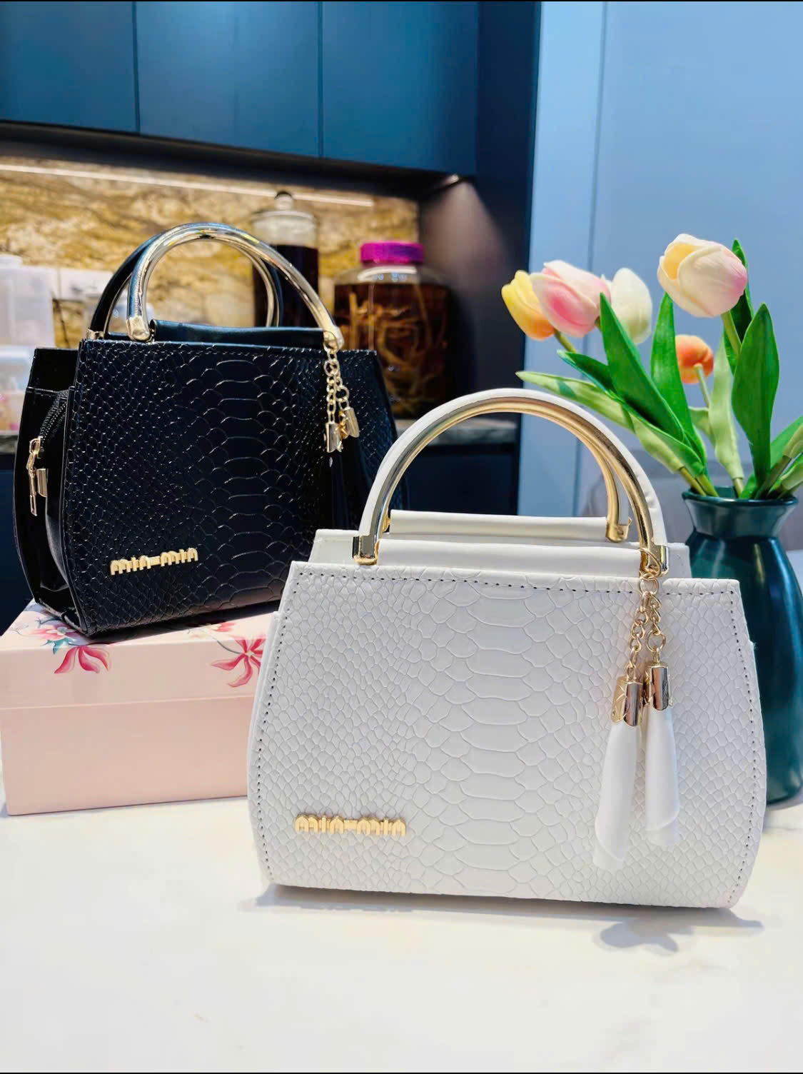 Fashionable women's handbag code THNT008