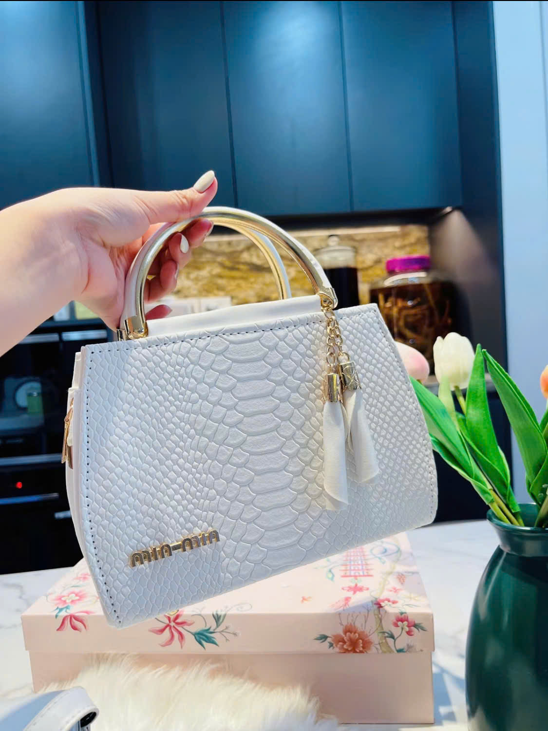 Fashionable women's handbag code THNT008