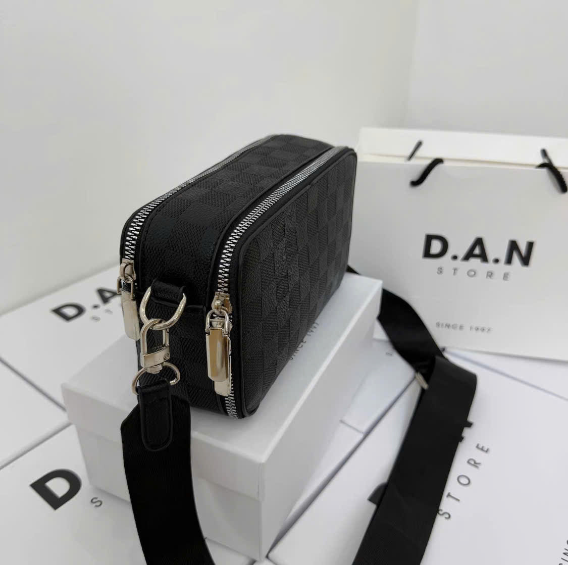 Checked pattern crossbody bag, special edition, code THNT050