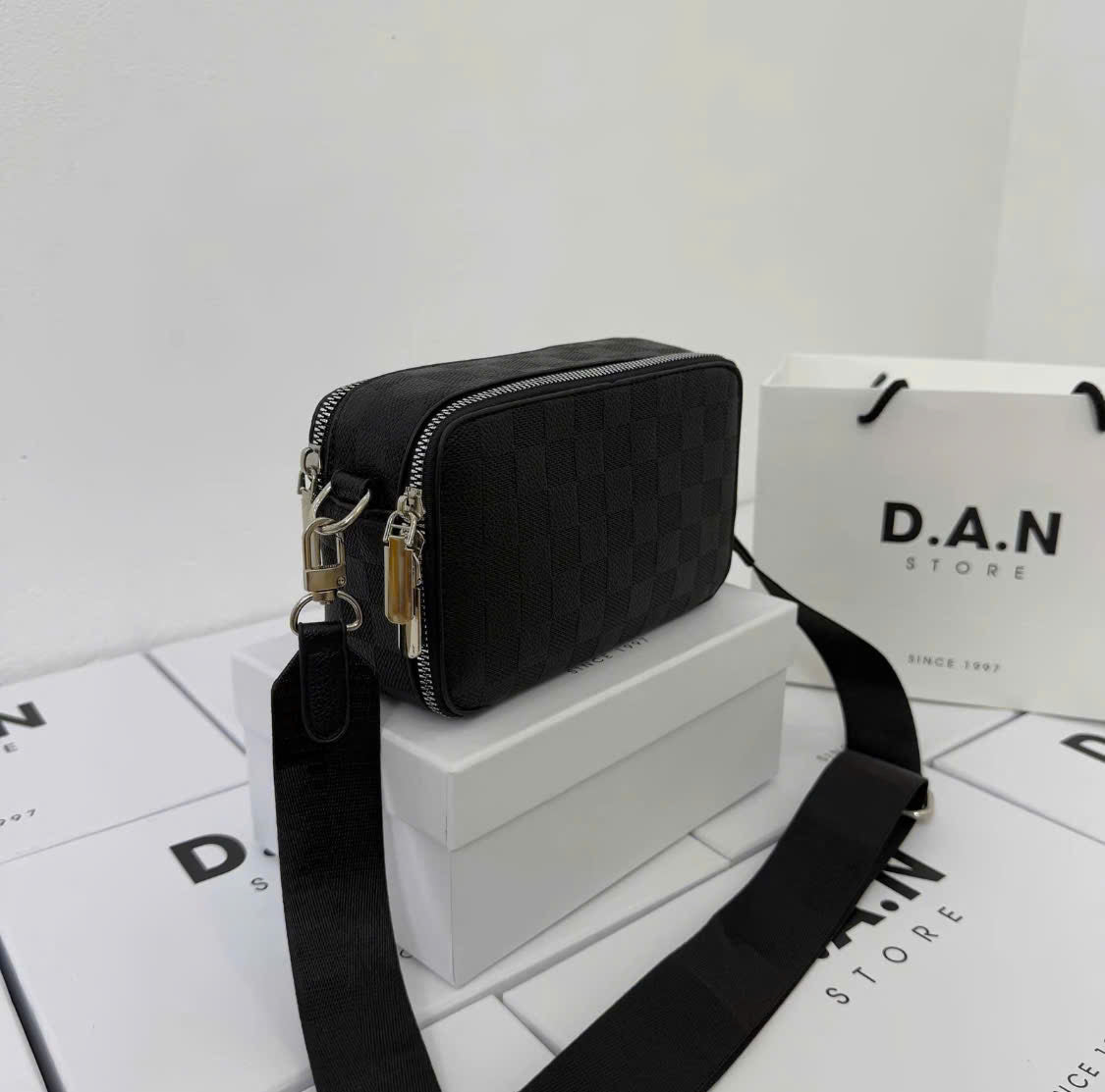 Checked pattern crossbody bag, special edition, code THNT050